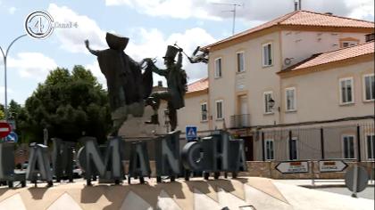 Visita de Encarna Castillo Martinez a Tarazona De La Mancha para conocer su Museo del Carnaval.