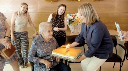 Soplamos las velas con Victoria en su 100 cumpleaños.